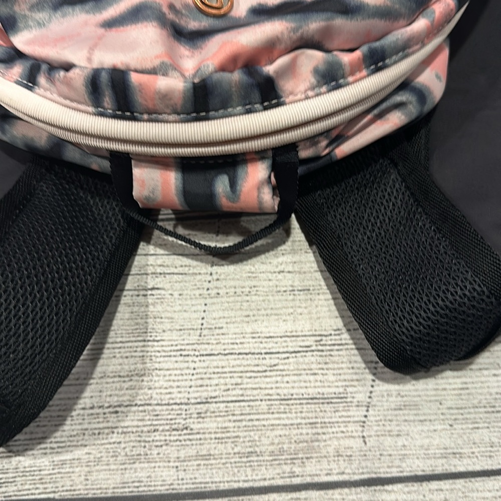 🍋Rare Vintage Lululemon Run From Work Backpack pink camo🍋 - Picture 9 of 15